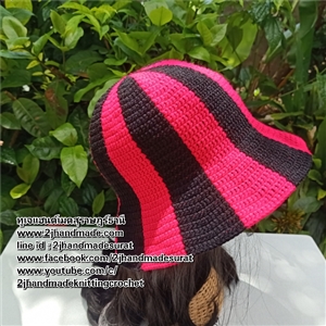 [h073] หมวกไหมพรมถักโครเชต์แบบมีปีกลายทางสีแดงชมพูกับสีดำ(พร้อมส่ง)